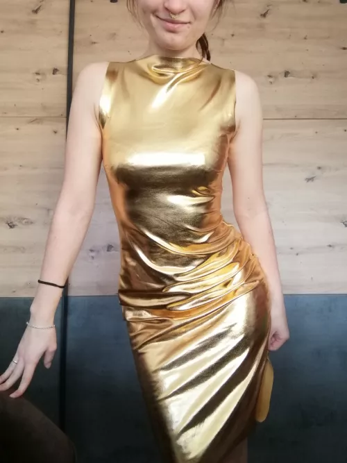 sewing a metallic gold dress. it was meant to be for carneval, but maybe it's appreciated in here too