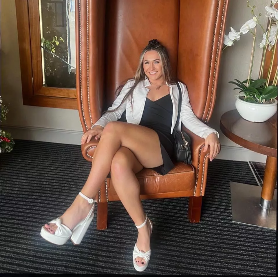 Showing off that thicc thigh