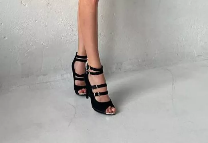 Slender, long and delicate whitish legs. All that remains is to taste it.