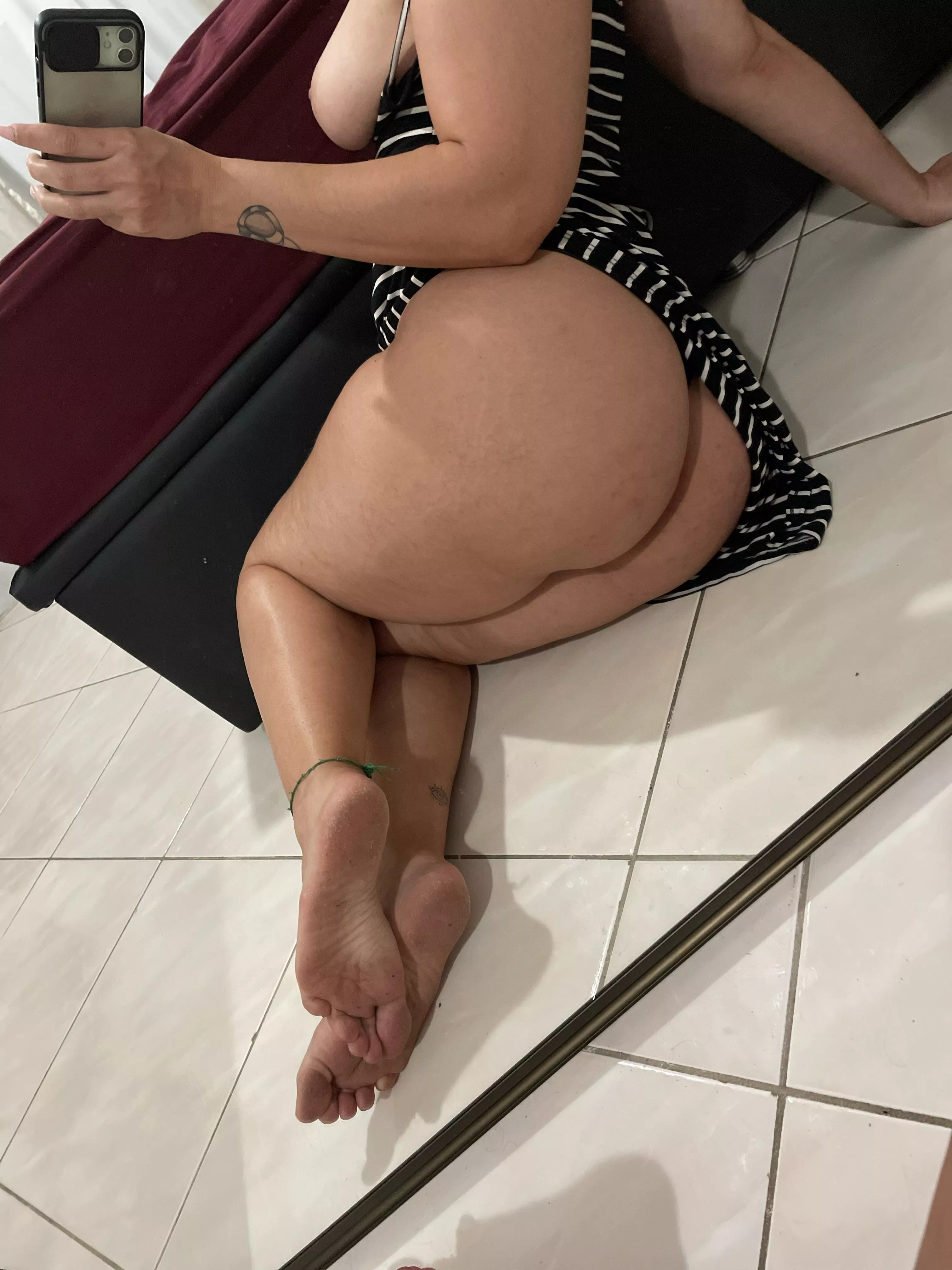 Wanna lick this dirty feet? 👣