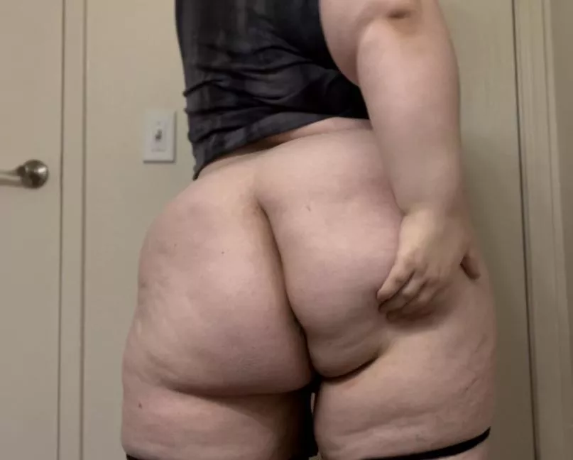 What would you do if you could play with my big fat ass? 🍑🥰