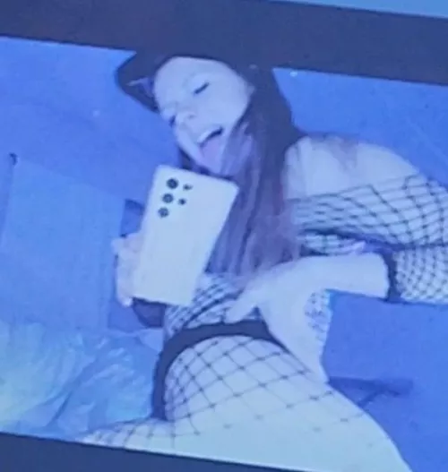 When you hop online, does it boost your confidence? (@lilraysunshine) [chaturbate]