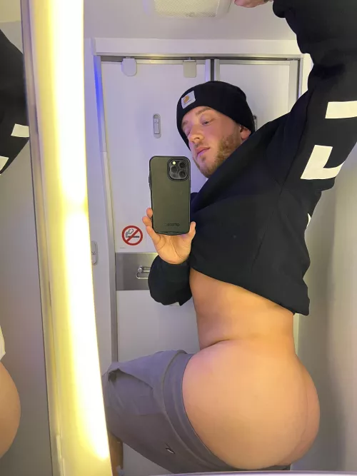 Why does being on a plane make me wanna show off? 🍑✈️