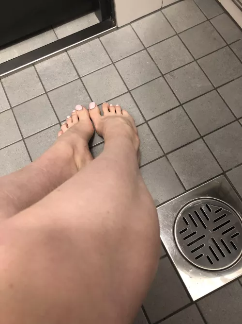 Bare feet at the gym. 🥰 Xxx, Doris