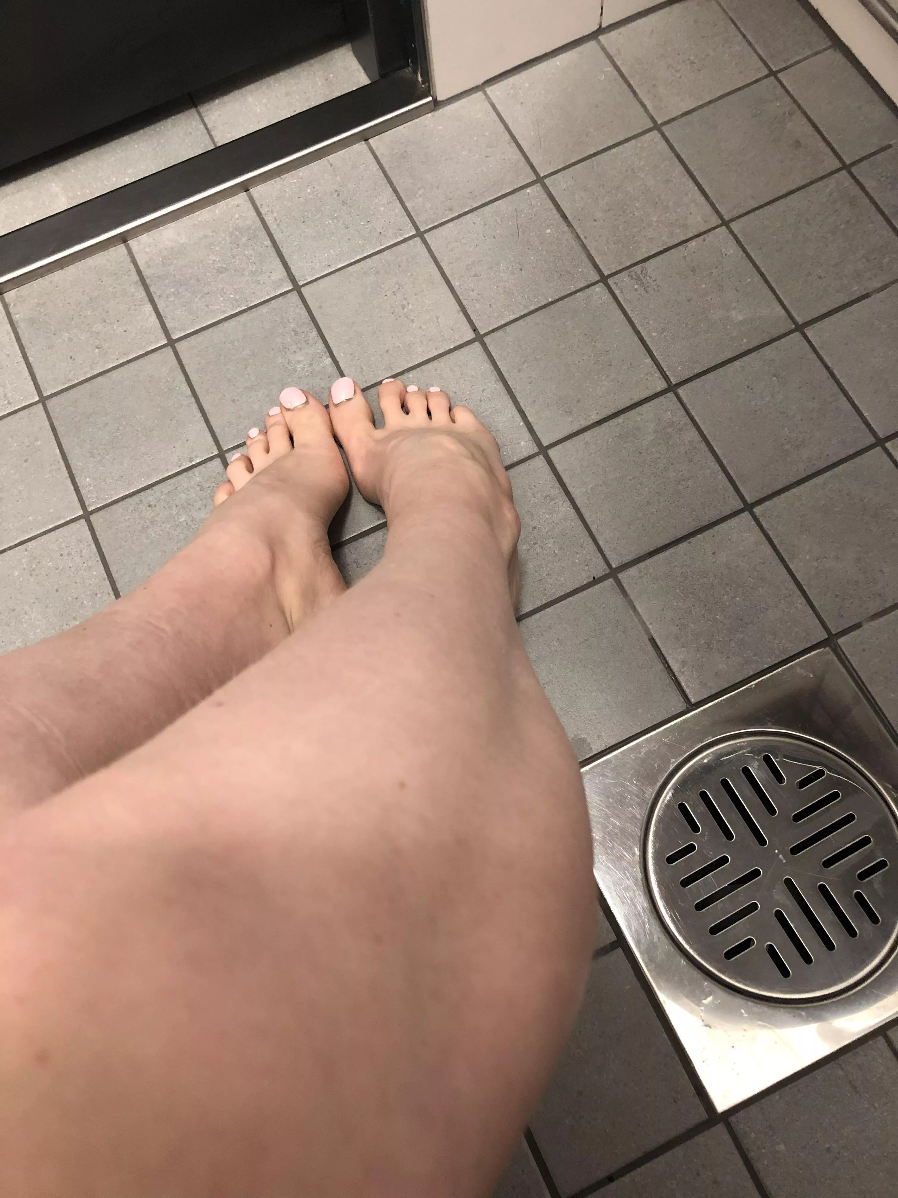 Bare feet at the gym. 🥰 Xxx, Doris