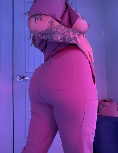 Been working my ass off for this ass to look this good in scrubs😉💗