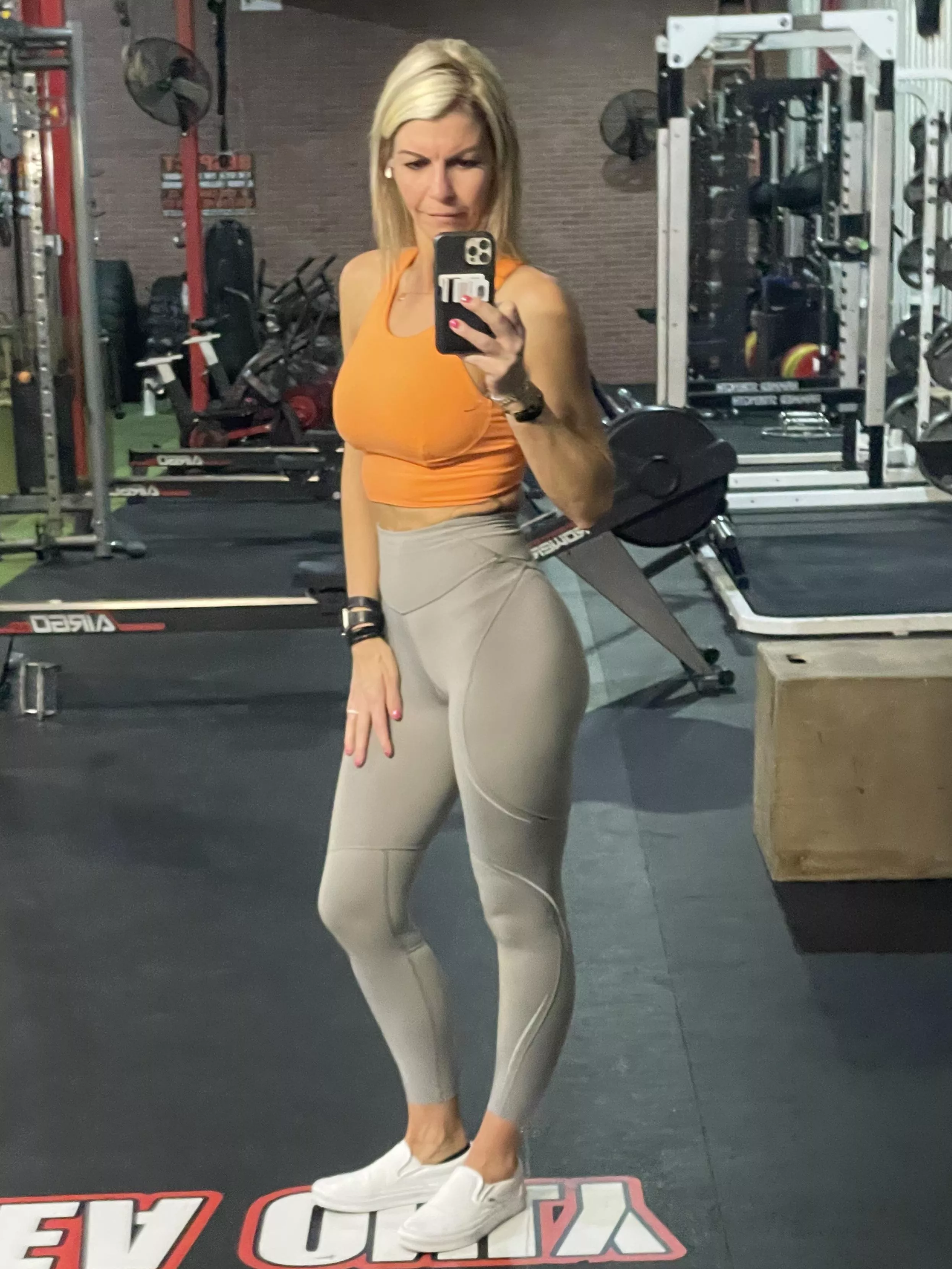 Do you like to see MILFS in the wild? Where here is your average everyday mommy at the gym!