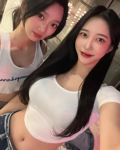 EX PD48 HYUNAH & EX PD48 WANG KE (Left)