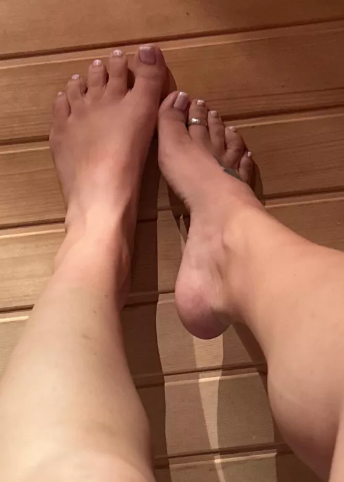 Good evening!! Does anybody want to play with my feet!!