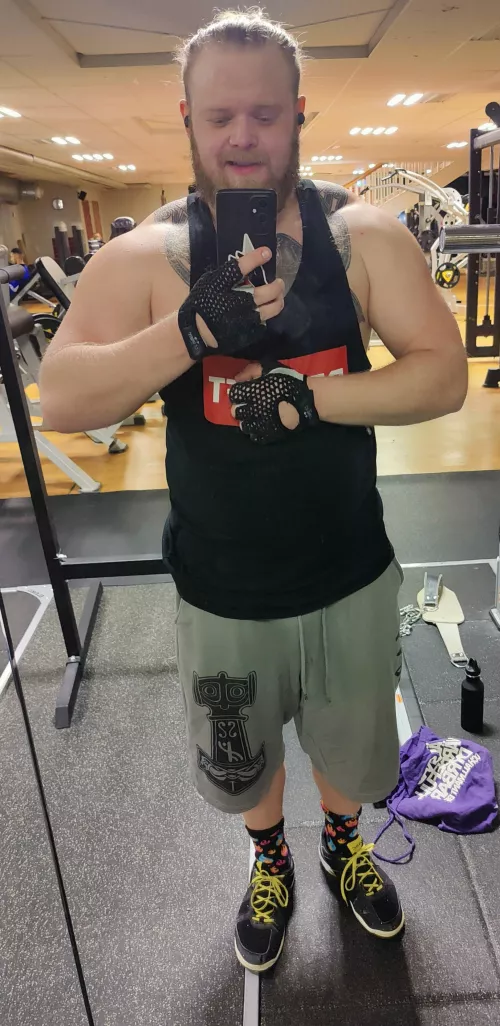 Got a good pump. Working on those shoulders! (M)