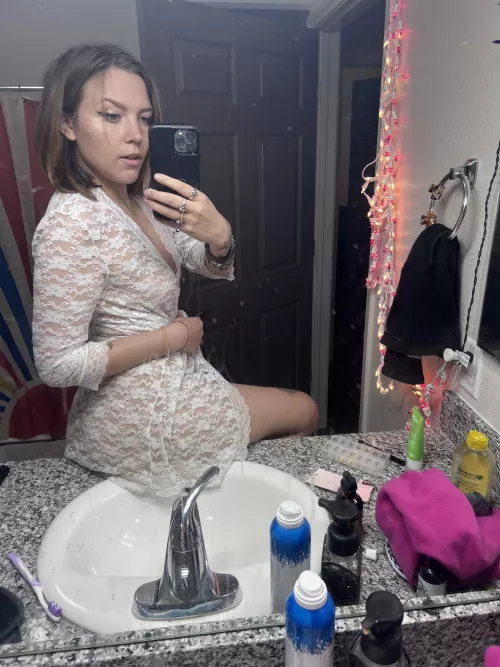 Happy Monday! Here’s a mirror selfie for you 🖤