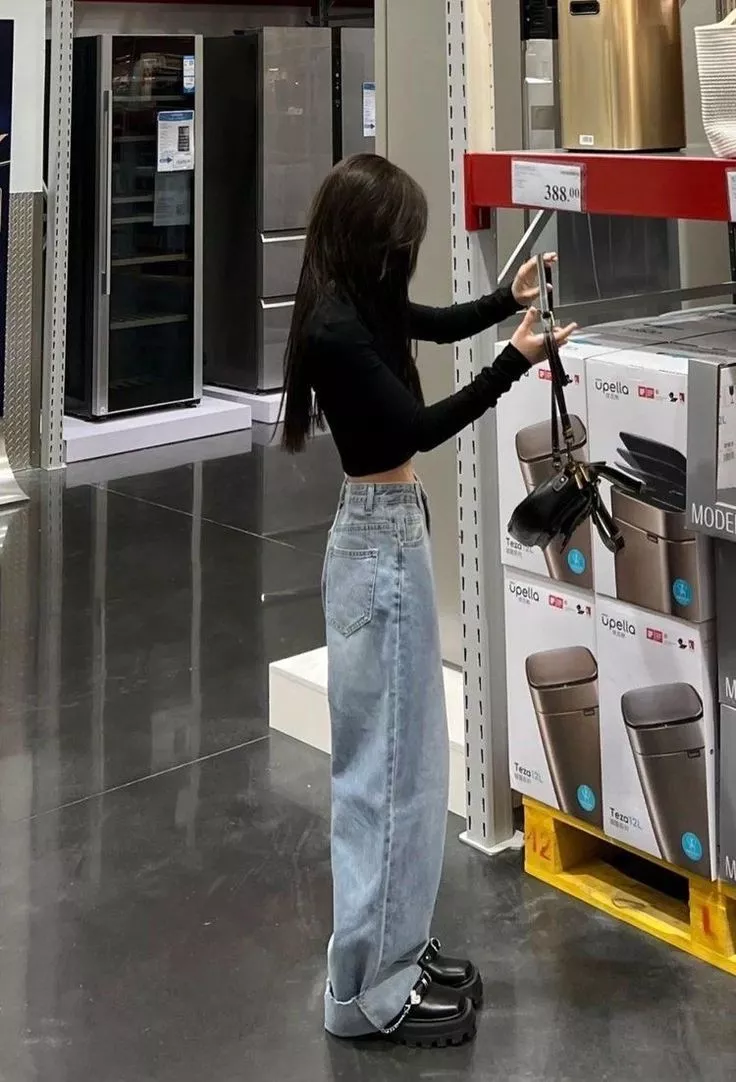 i know this is a pretty normal pic but i still hope it's good enough to post here, i'm just a very flat girl `~`