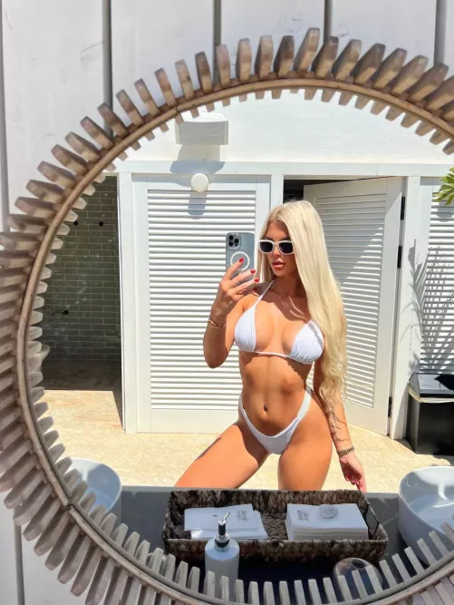 I'm a hot blonde with a sexy body, wild fantasies and hot desires