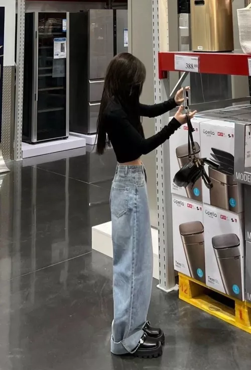 i'm just your tiny and flat nerdy asian gamer gf that likes being degraded and fetishized 👉👈