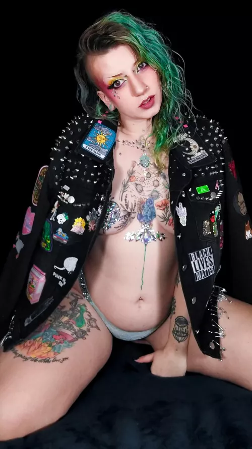 love taking pics in my battle jacket 🖤🤘