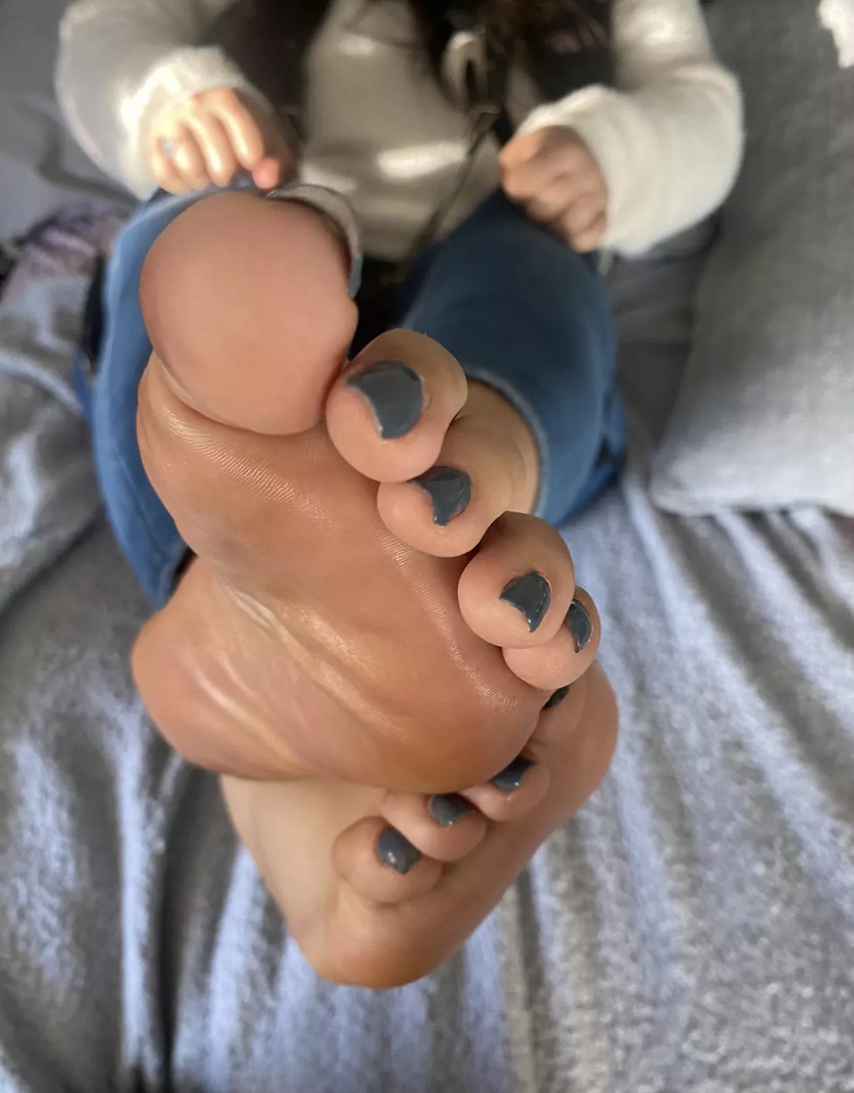 Some delicious toes ready 2 be sucked on