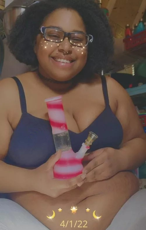 Staying in and smoking🍃 tonight🥰 wanna join?