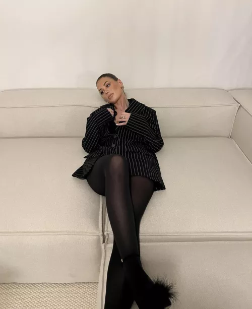 Upvote for cum on her legs 💦