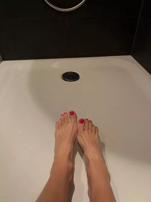 Who wants to eat my dirty little feet?😋