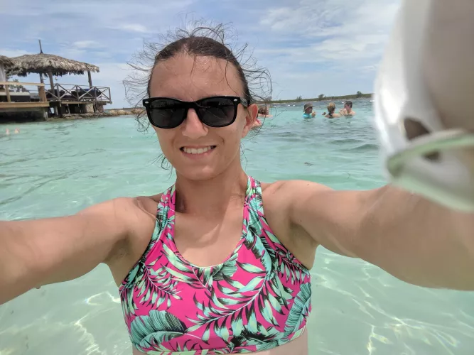 Zoom in on her pits. Looks like some stubble left behind