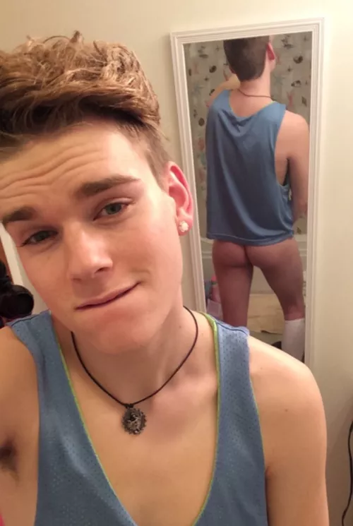 [19] Gotta love that perfect size mirror! 👀