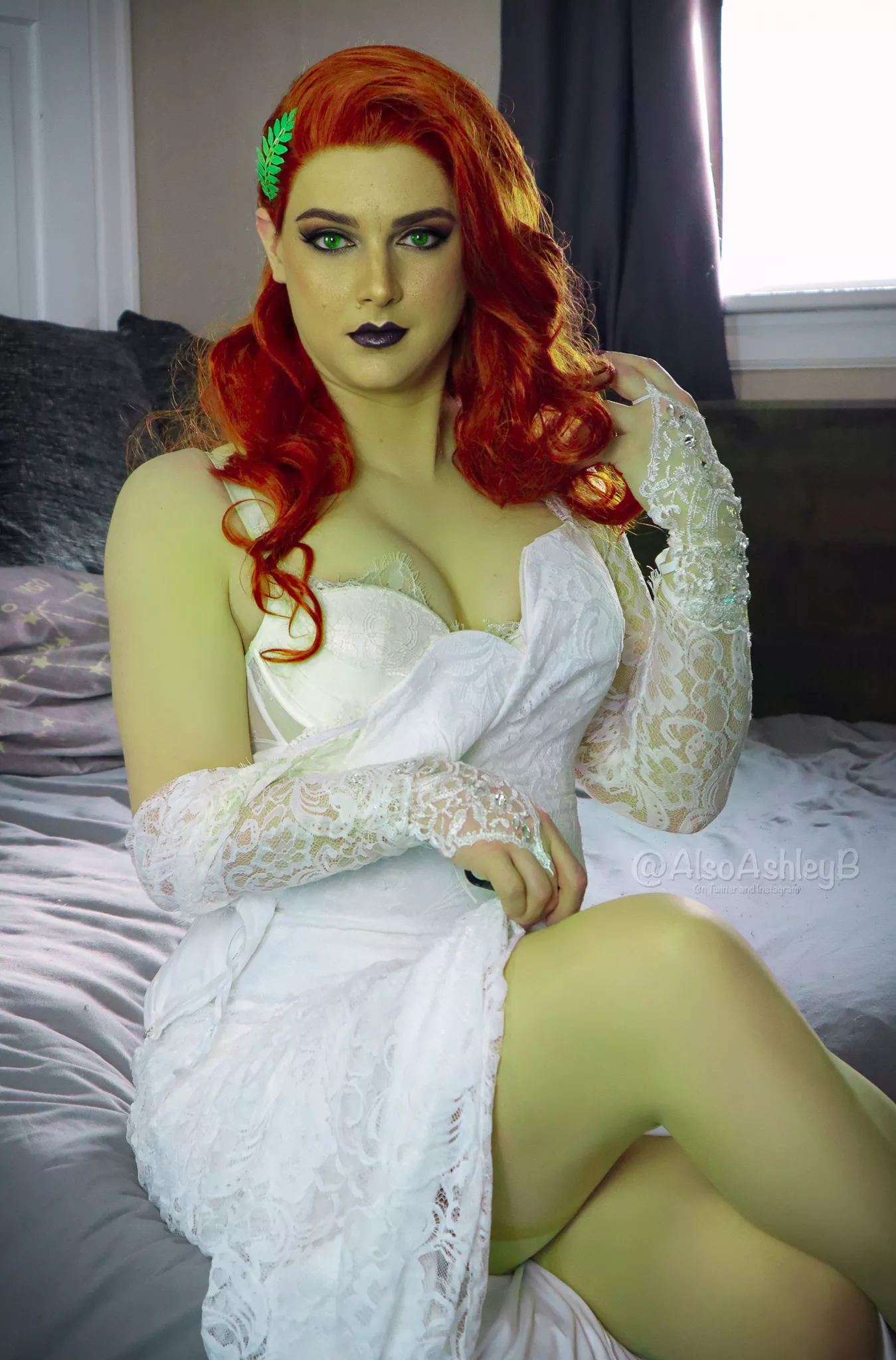Back from vacation, time to make cosplay sexy again 😝 Bridal Poison Ivy anyone? 💚