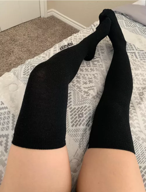 Black thigh highs to beat your mid-week blues! 😇🖤