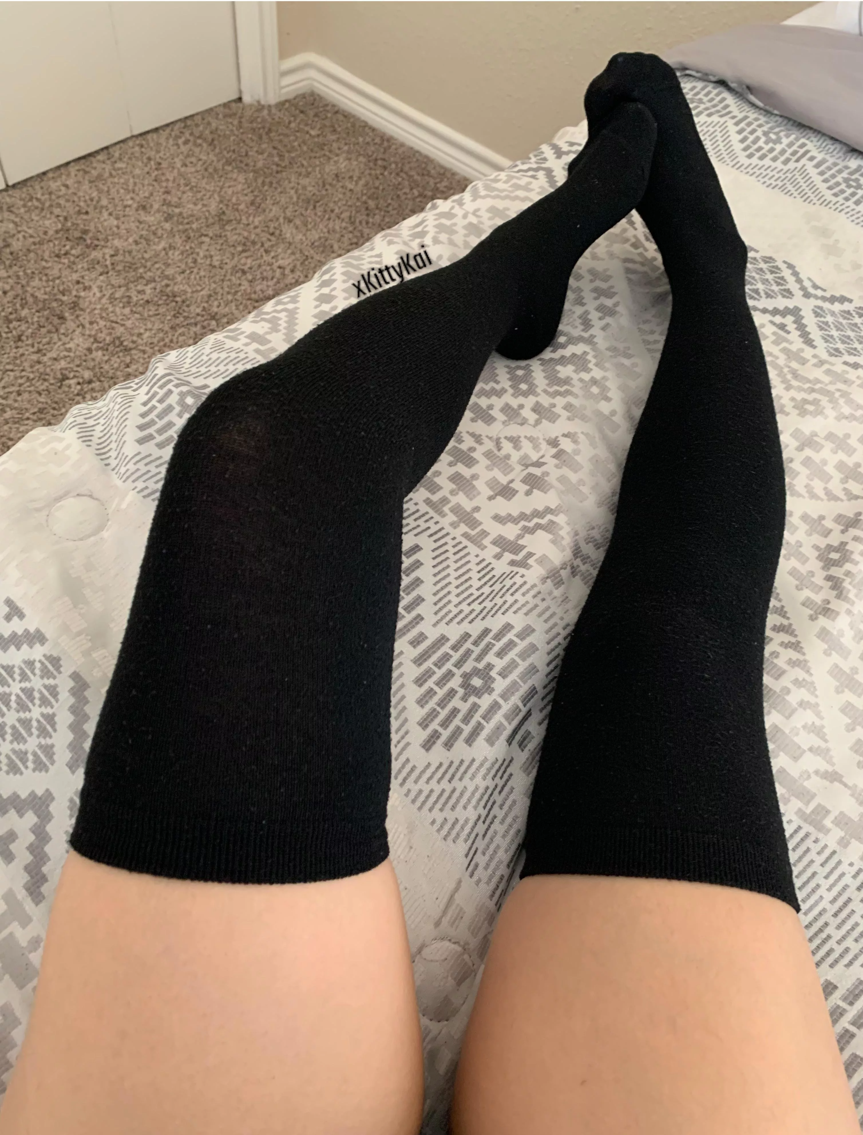 Black thigh highs to beat your mid-week blues! 😇🖤