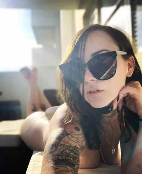 Caught several guys stopping to take pics of me on my balcony 💋🖤