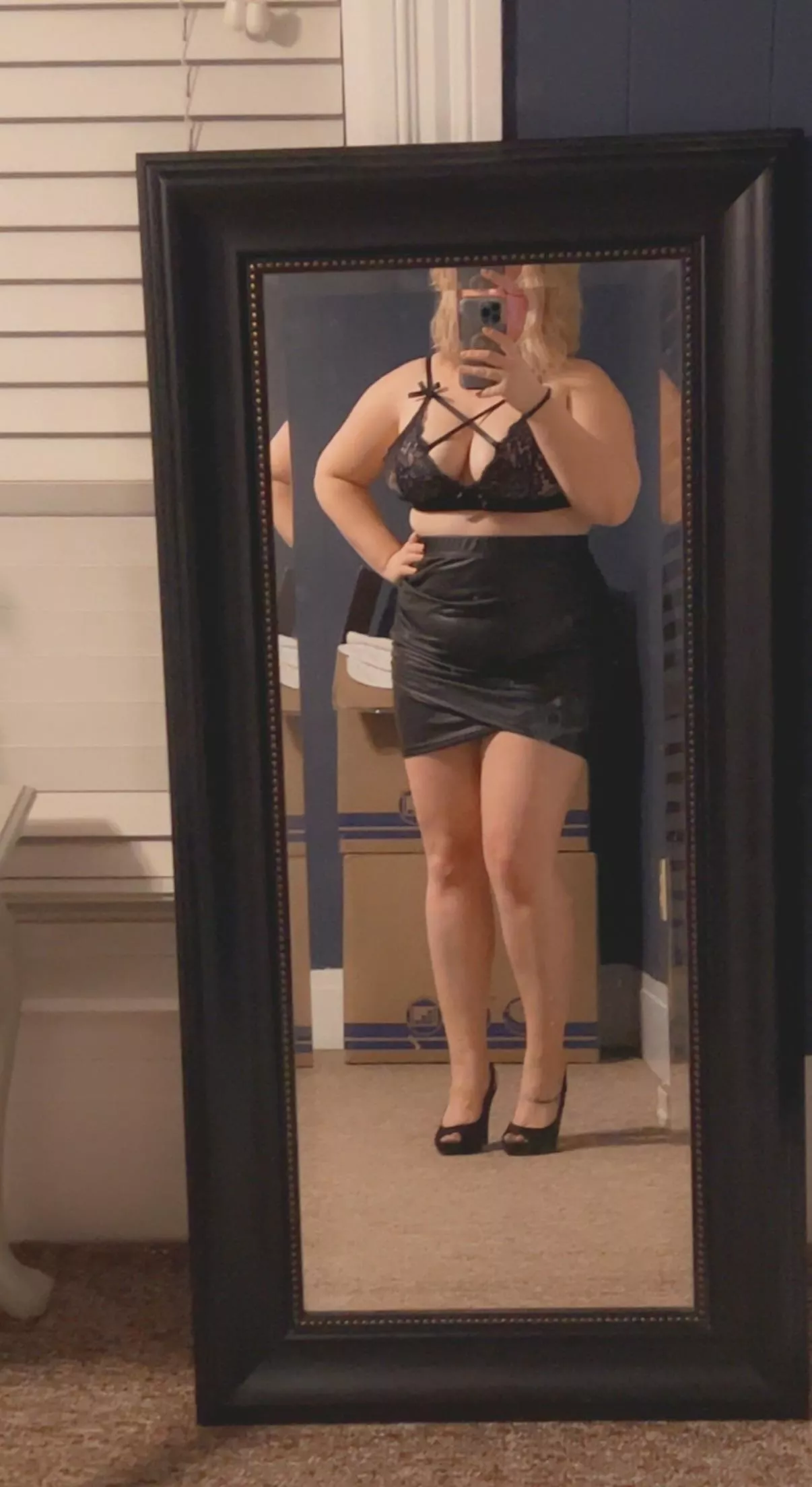 Come over, I’m answering the door like this [34F]