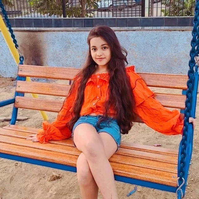 Dadda what is that trying to poke out from your zipper? are my thighs making it happen? everybody loves to touch them for some reason. would you touch them...?