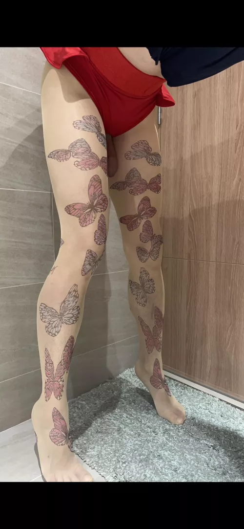 Daddy told me to stay in this position till he’s home. 😨