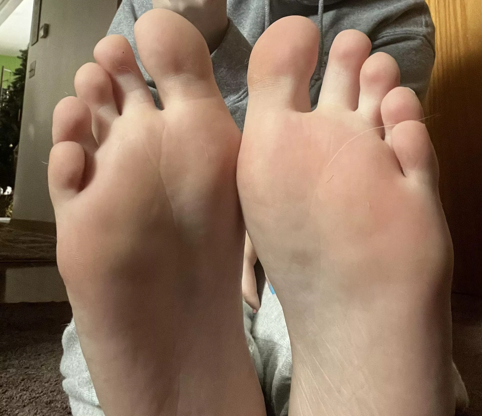 Do you wanna tickle my toes? 😍