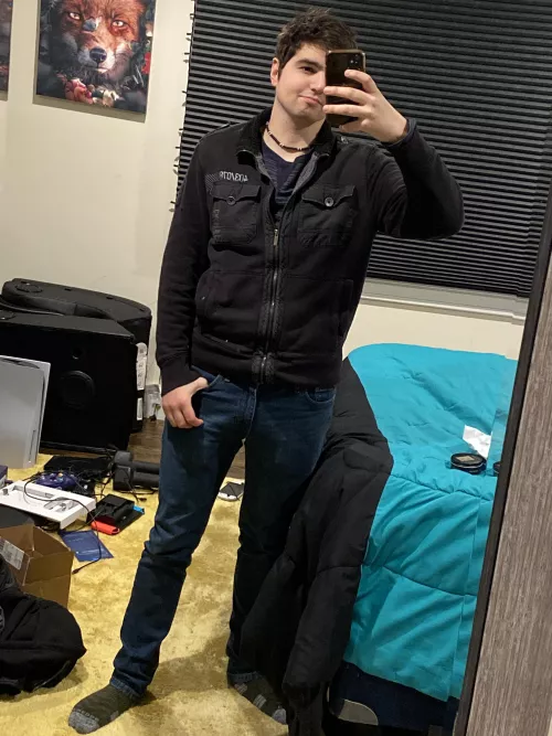 Does anyone know how your supposed to just interact with strangers and make friends? Cause ngl it seems impossible and my brain just won’t let me do it lol