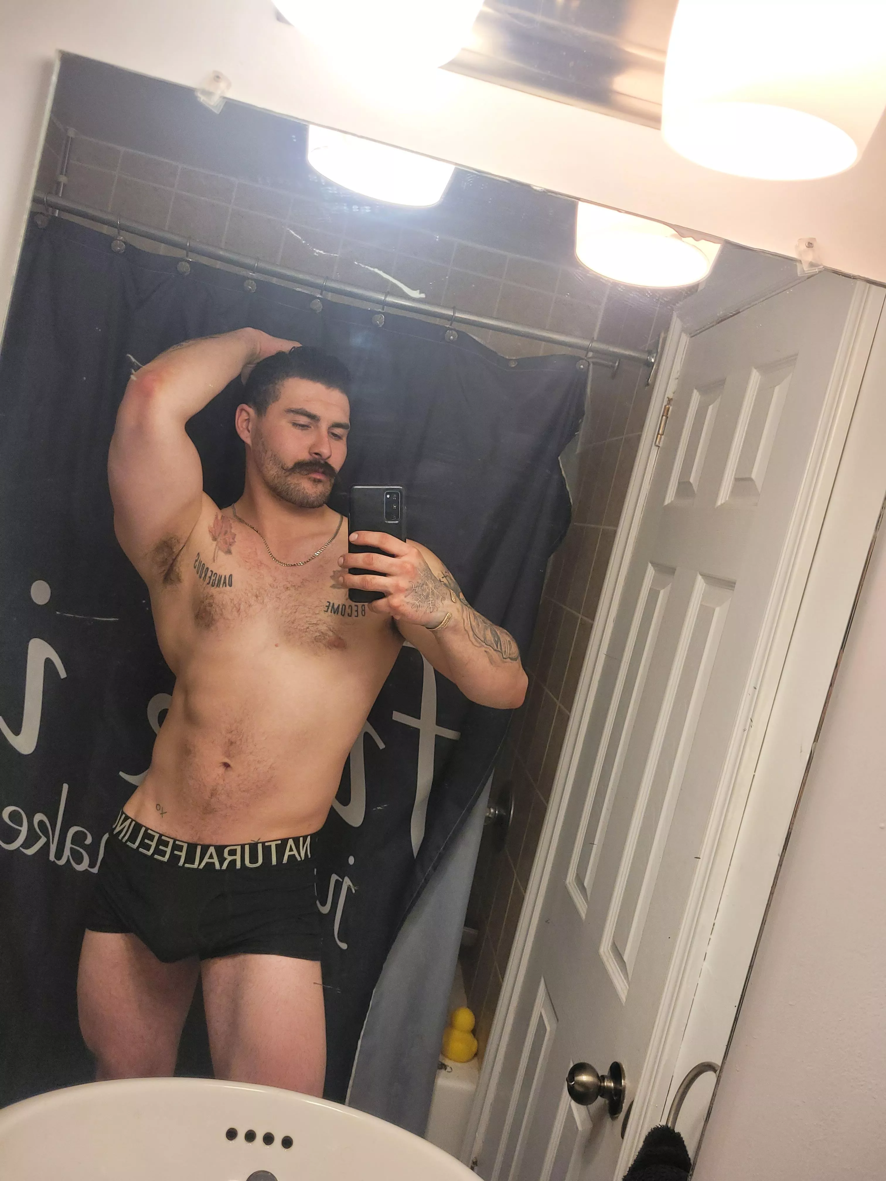 Ft. Lil Ducky in the back. Who wants to cum get wet with us ? 💦;)