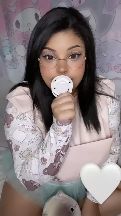 Im a lil bit obsessed wif my new bibs from BYD. I just a babie so I get messy. The pocket is HUGE you can keep lots in there.