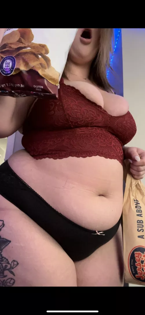 I’m already spilling out my my clothes 😳 I wish you could see me devour this 🤤💖