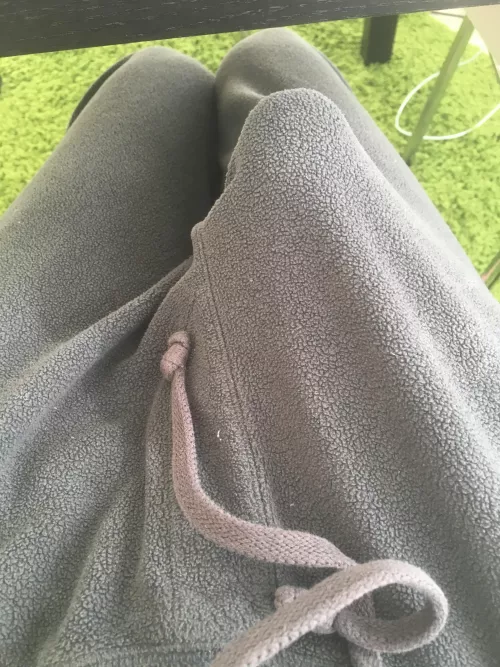 im really good at stretching my pyjamas... :3