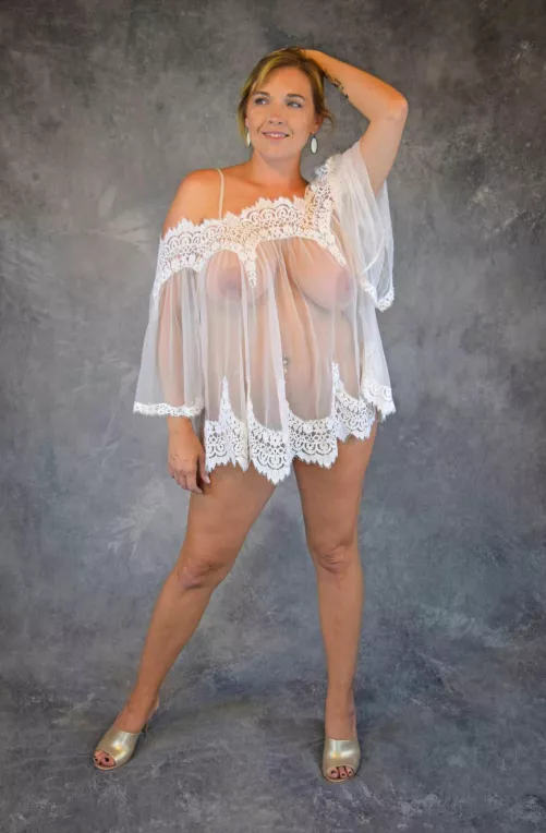 MILF is showing off those jugs