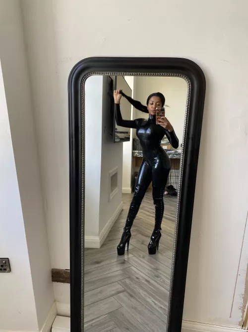 Surrender to your queen