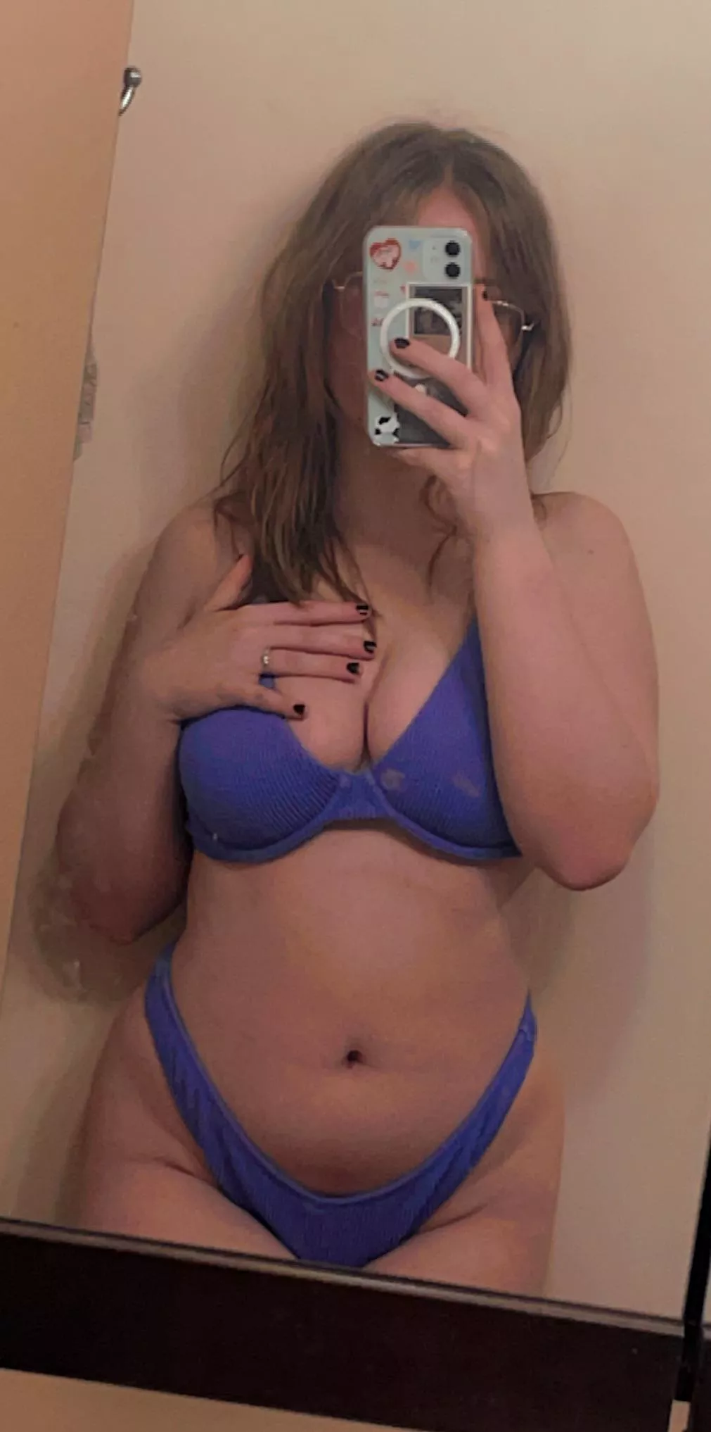 take this wet bikini off of me, girls💜