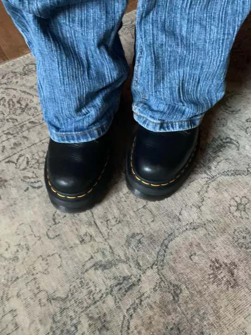 ugh I need new boots, lick them clean anyways🤭♥️