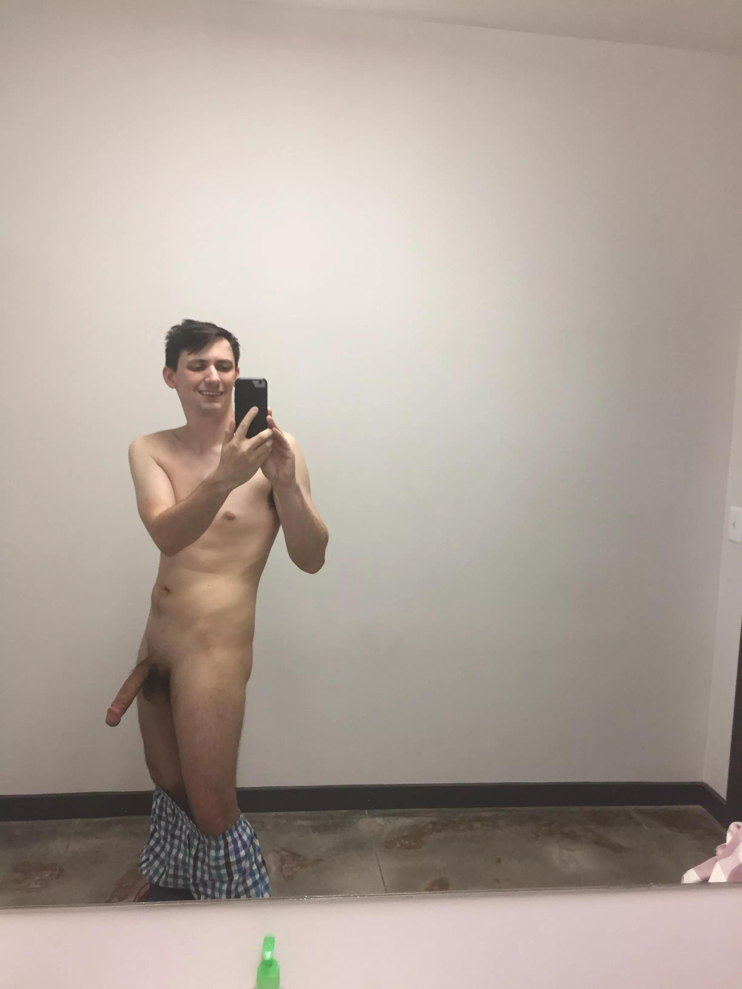 Who wants to have fun with my huge dick? Total bottom too 😉