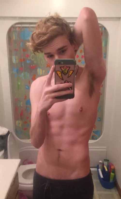 [19] Flexin' my twink pits 💪🏻💪🏻