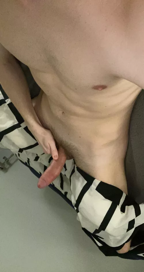 22 hot swimmer, looking for pretty boys that show face @ hungsw1mmer