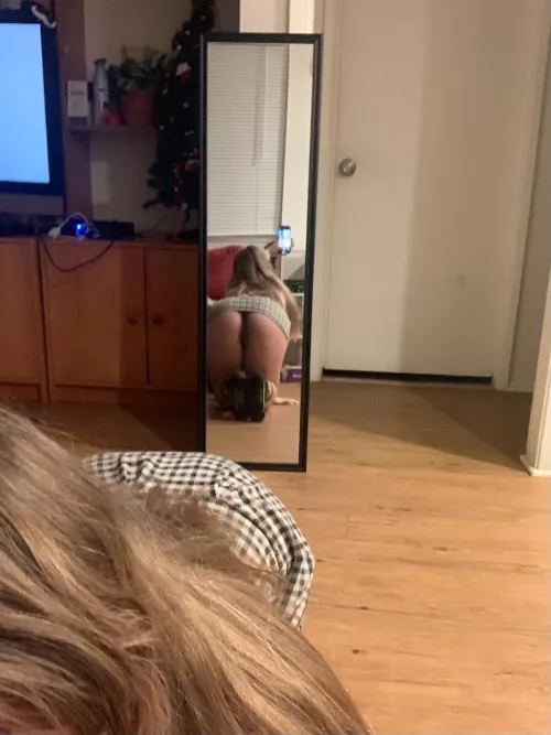 Didnt know you could see everything when I bend over 😂😙