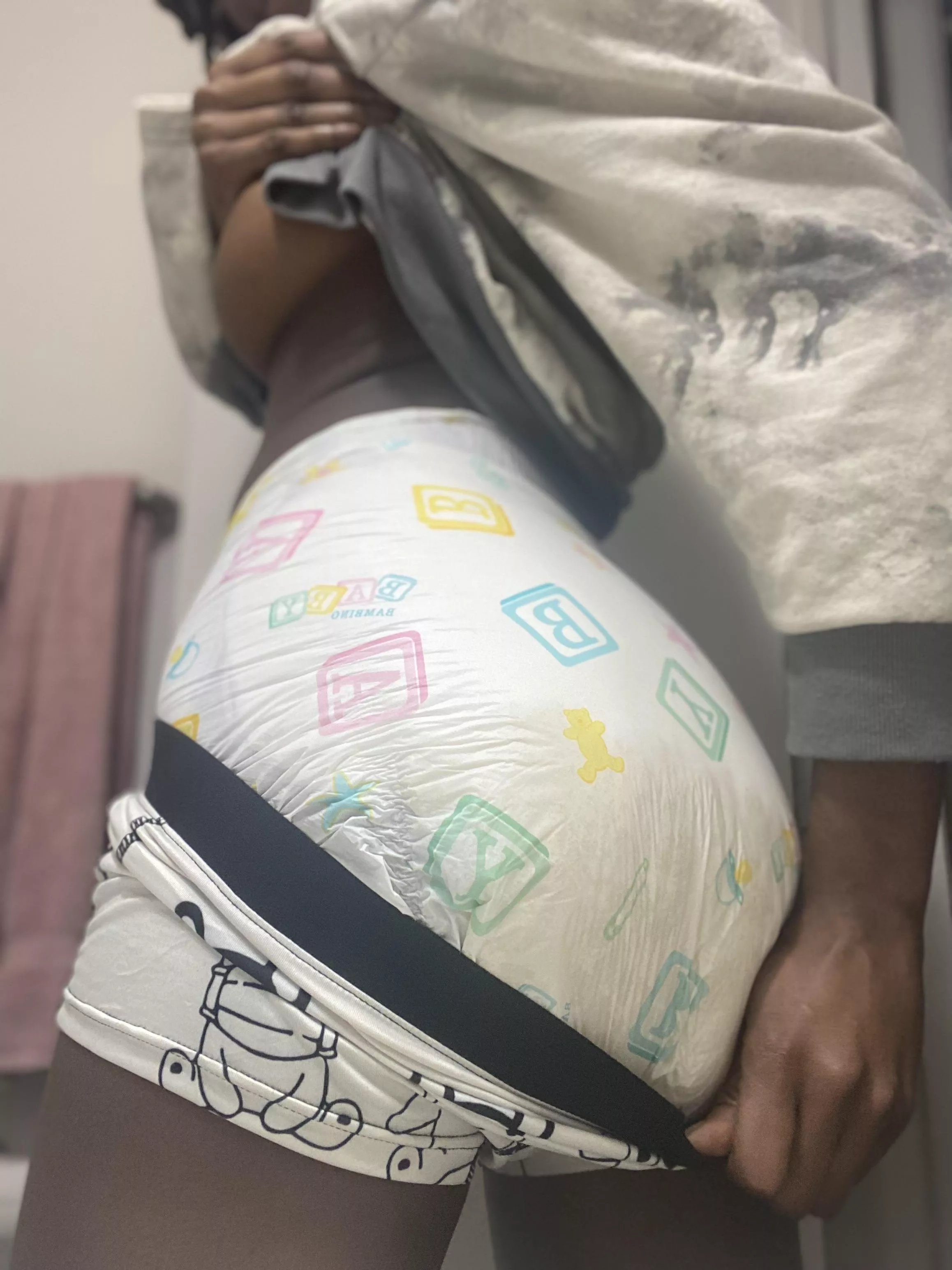 Dirty diapers and underboob 🐾🐶💓 I think I’m gonna go back to sleep and fill this diaper up until it leaks wish me luckkkk😈🥵