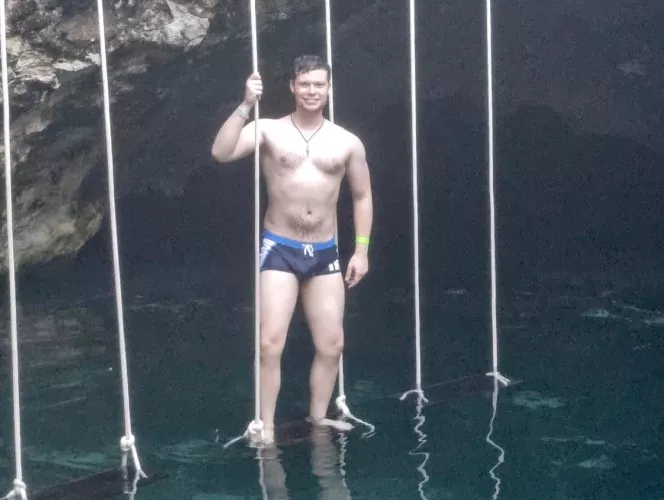 Got shy and deleted all my photos a while ago. But I feel good about this one. Taken on holiday in Mexico 🇲🇽 🏳️‍🌈