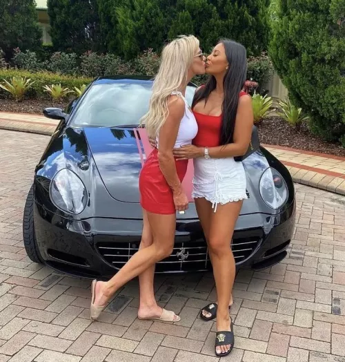 Hot babes kissing