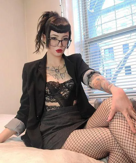 I know you can't resist your Mistress...🖤❤️